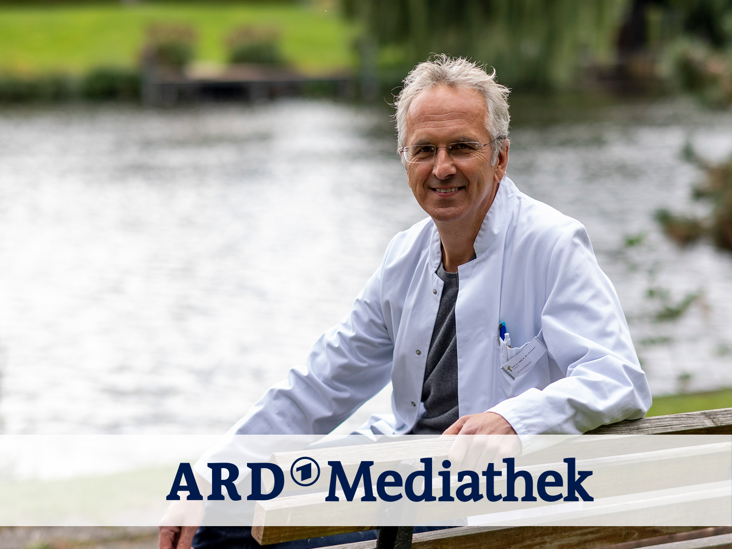 Prof. Dr. Michalsen sitzt auf einer Bank im Klinikpark Immanuel Krankenhaus Berlin, Berlin-Wannsee