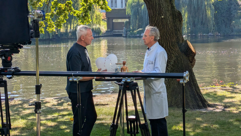 Natur-Doc Prof. Andreas Michalsen mit Patient im Gespräch