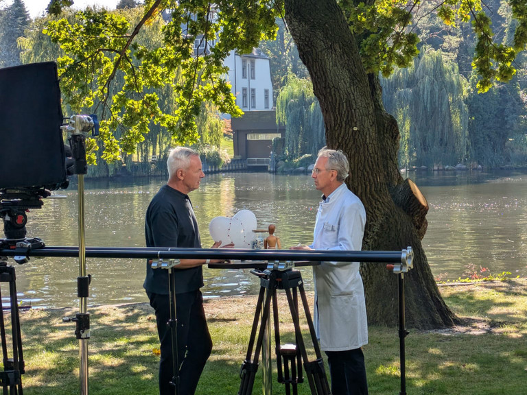 Natur-Doc Prof. Andreas Michalsen mit Patient im Gespräch
