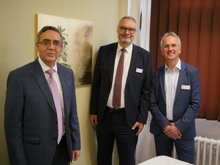 Der Indische Botschafter Ajit Gupte, Roy J. Noack, Geschäftsführer vom Immanuel Krankenhaus Berlin, und  Prof. Dr. Andreas Michalsen, Chefarzt und Wissenschaftlicher Leiter des Immanuel Ayurveda Zentrums, besichtigen die Station des Zentrums Der Indische Botschafter Ajit Gupte, Roy J. Noack, Geschäftsführer vom Immanuel Krankenhaus Berlin, und  Prof. Dr. Andreas Michalsen, Chefarzt und Wissenschaftlicher Leiter des Immanuel Ayurveda Zentrums, besichtigen die Station des Zentrums