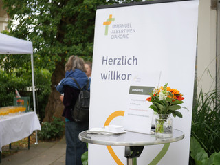 Herzliches Willkommen mit Gruß und Blumen am Eingang der Veranstaltung Herzliches Willkommen mit Gruß und Blumen am Eingang der Veranstaltung