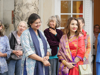 Besucherin und Botschaftergattin beim festlichen Eröffnungsakt Besucherin und Botschaftergattin beim festlichen Eröffnungsakt