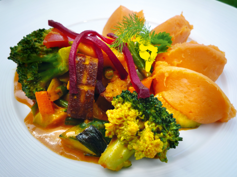 Brokkoli mit Räuchertofu und Süßkartoffeln