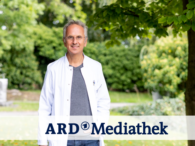  Foto von Prof. Dr. Andreas Michalsen in Krankenhauspark mit See, Chefarzt der Abteilung Naturheilkunde im Immanuel Krankenhaus Berlin