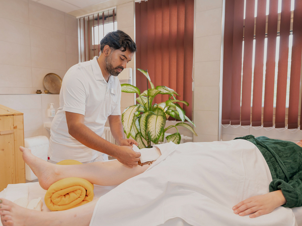 Behandlung Knie mit Kräuterpaste - Immanuel Ayurveda Zentrum