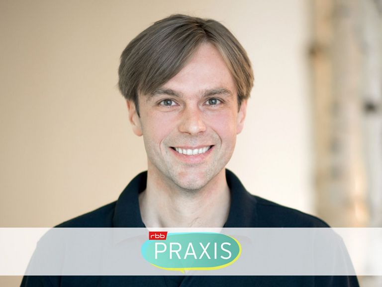 Immanuel Medizin Zehlendorf - Physiotherapeut Michael Ehm führt bei RBB Praxis eine Selbstmassage vor