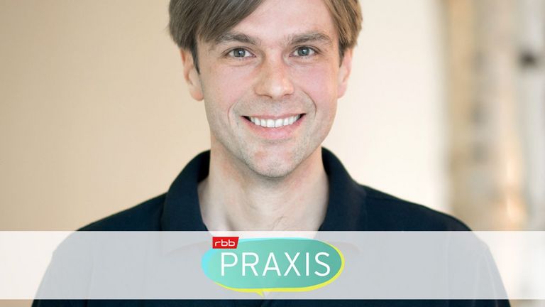 Immanuel Medizin Zehlendorf - Physiotherapeut Michael Ehm führt bei RBB Praxis eine Selbstmassage vor