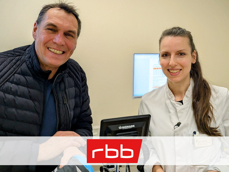 RBB-Moderator Raiko Thal mit Dr. med. Claudia Römer, Oberärztin und Bereichsleiterin der Sportmedizin und Leistungsdiagnostik