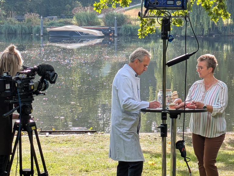 Natur-Doc Prof. Andreas Michalsen im Gespräch mit Patientin Natur-Doc Prof. Andreas Michalsen im Gespräch mit Patientin