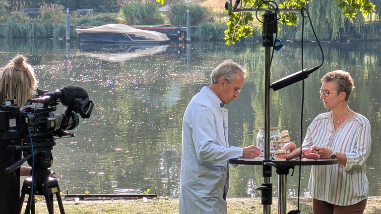 Natur-Doc Prof. Andreas Michalsen im Gespräch mit Patientin Natur-Doc Prof. Andreas Michalsen im Gespräch mit Patientin