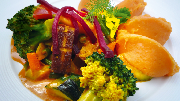 Brokkoli mit Räuchertofu und Süßkartoffeln Brokkoli mit Räuchertofu und Süßkartoffeln