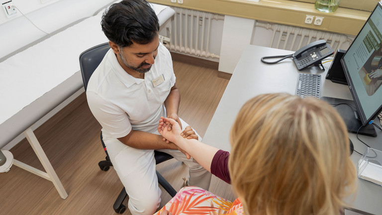 Experte führt Pulsdiagnose bei Patientin durch - Immanuel Ayurveda Zentrum Experte führt Pulsdiagnose bei Patientin durch - Immanuel Ayurveda Zentrum