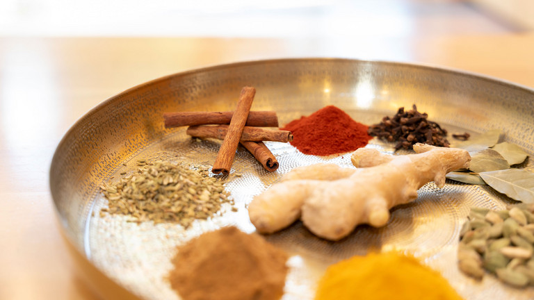 Schale mit verschiedenen ayurvedischen Gewürzen - Weltdiabetestag - Immanuel Ayurveda Zentrum