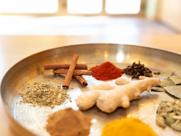 Schale mit verschiedenen ayurvedischen Gewürzen - Weltdiabetestag - Immanuel Ayurveda Zentrum Schale mit verschiedenen ayurvedischen Gewürzen - Weltdiabetestag - Immanuel Ayurveda Zentrum