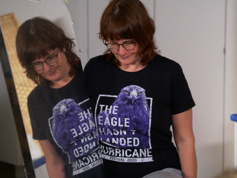 Patientin mit CRPS am Knie bei der Spiegeltherapie im Immanuel Krankenhaus Berlin, Berlin-Wannsee