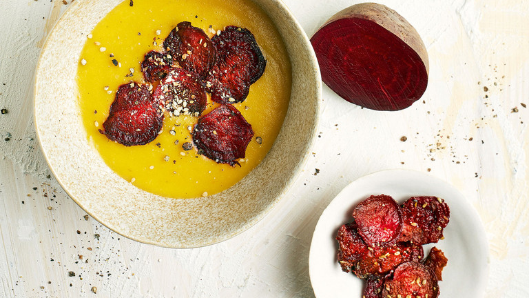 Möhren-Curry-Suppe mit Rote-Bete-Chips Möhren-Curry-Suppe mit Rote-Bete-Chips