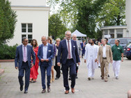 2025-09-17 Pressefoto: Indischer Botschafter besucht das neue Immanuel Ayurveda Zentrum