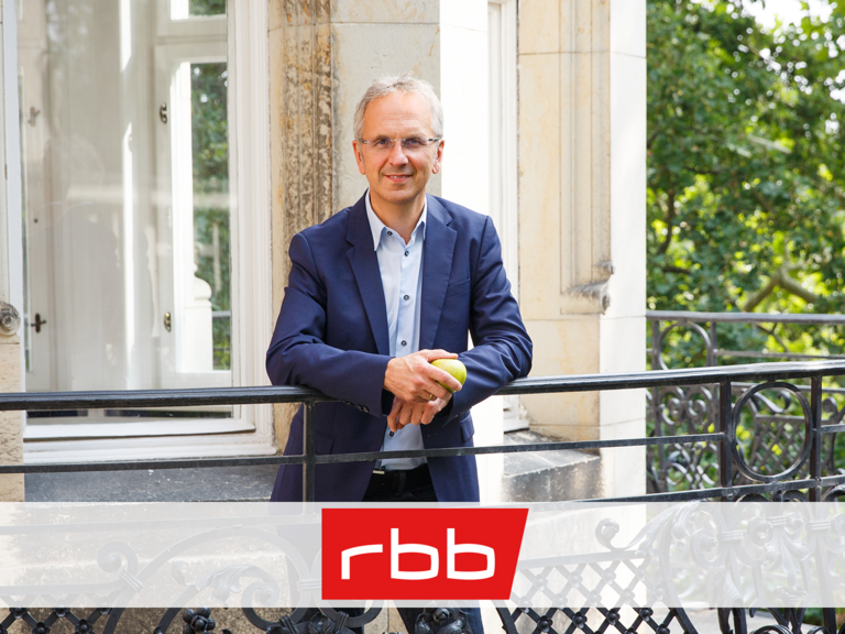 Prof. Dr. Andreas Michalsen auf dem Klinikbalkon mit einem Apfel in der Hand, Longevity, Gesundheit im Alter, naturheilkundliche Verfahren, Abteilung für Naturheilkunde, Immanuel Krankenhaus Berlin, Berlin-Wannsee Prof. Dr. Andreas Michalsen auf dem Klinikbalkon mit einem Apfel in der Hand, Abteilung für Naturheilkunde am Immanuel Krankenhaus Berlin