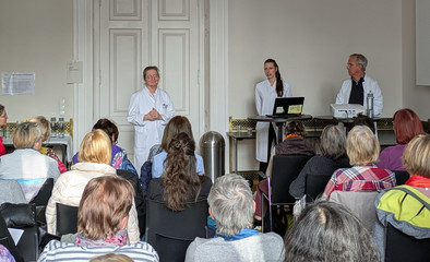 Die drei Referierenden begrüßen das Publikum