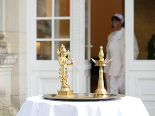 Traditionelles hinduistisches Lichtritual steht für Reinheit, Zuversicht und positiven Anfang Traditionelles hinduistisches Lichtritual steht für Reinheit, Zuversicht und positiven Anfang