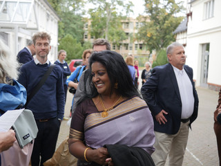 Besucherin bei der Eröffnung des Immanuel Ayurveda Zentrum Besucherin bei der Eröffnung des Immanuel Ayurveda Zentrum