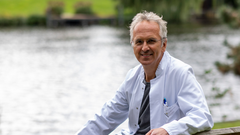 Prof. Dr. Michalsen sitzt auf einer Bank im Klinikpark Immanuel Krankenhaus Berlin, Berlin-Wannsee