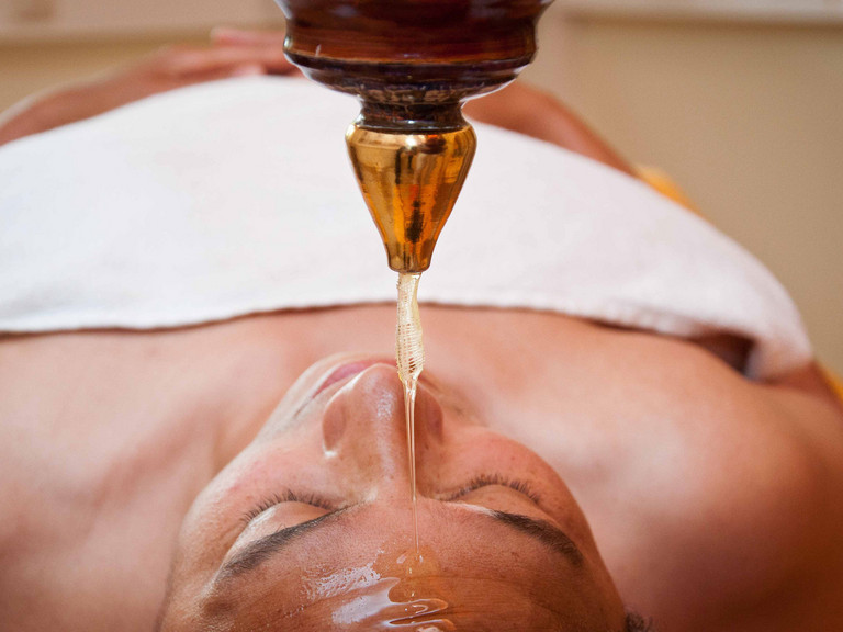 Stirnölguss Ayurveda