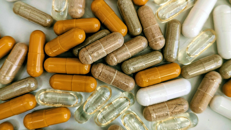Verschiedene Kapseln liegen durcheinander Verschiedene Kapseln liegen durcheinander