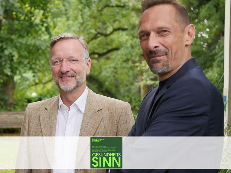 Elmar Stapelfeldt und Harald Klüh (v.l.) bei der Eröffnung des Immanuel Ayurveda Zentrum