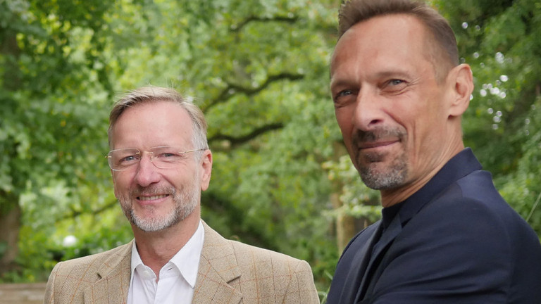 Elmar Stapelfeldt und Harald Klüh (v.l.) bei der Eröffnung des Immanuel Ayurveda Zentrum