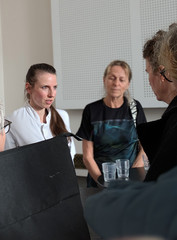 Dr. med. Claudia Römer im Austausch mit Gästen