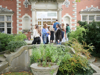 Besucher bei der feierlichen Eröffnung auf der traditionsreichen Terrasse der Siemens-Villa Besucher bei der feierlichen Eröffnung auf der traditionsreichen Terrasse der Siemens-Villa