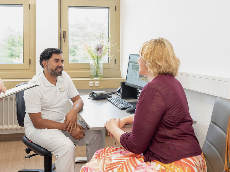 Fachpersonal im Gespräch mit Patientin
