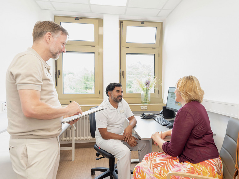 Fachpersonal im Gespräch mit Patientin