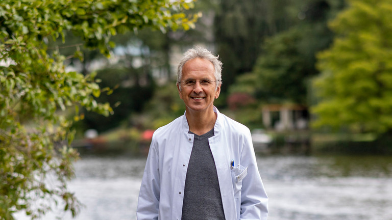 Fasten-Experte Prof. Andreas Michalsen führt die therapeutische Wirkung des Fastens aus und geht auf aktuelle Forschungsergebnisse ein Fasten-Experte Prof. Andreas Michalsen führt die therapeutische Wirkung des Fastens aus und geht auf aktuelle Forschungsergebnisse ein