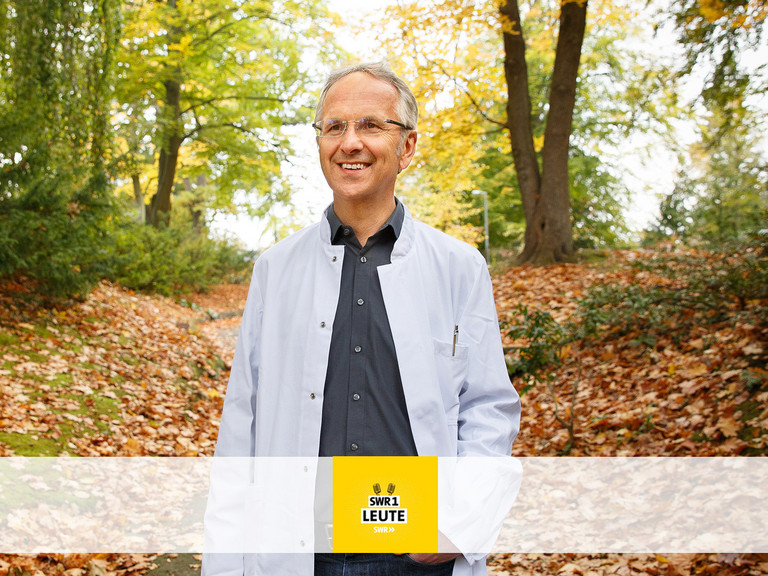 Chefarzt Prof. Andreas Michalsen im herbstlichen Park Chefarzt Prof. Andreas Michalsen im herbstlichen Park