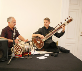 Musikalische Untermalung mit Tabla und Sitar-Klängen Musikalische Untermalung mit Tabla und Sitar-Klängen