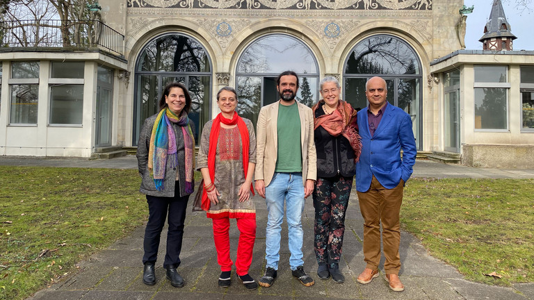 Gruppenfoto Dr. Annette Müller-Leisgang, Panagiota Balanou, PD Dr. Christian Keßler, Dr. Hedwig Gupta, Dr. Ananda Chopra bei der Fachkonferenz der Deutschen Ärztegesellschaft für Ayurveda-Medizin im Immanuel Krankenhaus Berlin