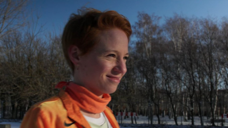 Ehemalige Hochleistungssportlerin Steffi beim Joggen in einem Berliner Park, Screenshot aus der ZDF-Dokureihe 37 Grad zum Thema zyklusorientiert Leben und Arbeiten