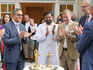 Auf der Terrasse beginnt die Eröffnungsveranstaltung mit einer Diya-Zeremonie als Zeichen des Neubeginns Auf der Terrasse beginnt die Eröffnungsveranstaltung mit einer Diya-Zeremonie als Zeichen des Neubeginns